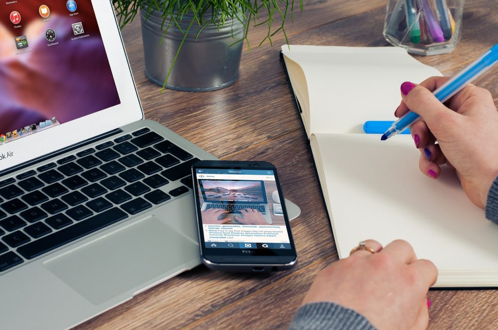 Going against the grain—reverse mentoring | HR Features - HR Magazine | HR Online